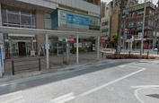 目の前に道路があるのでそのまま直進致します