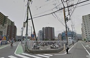 脇道を向けると目の前に駐輪場が広がります。ここを左にみちなりに進みます。